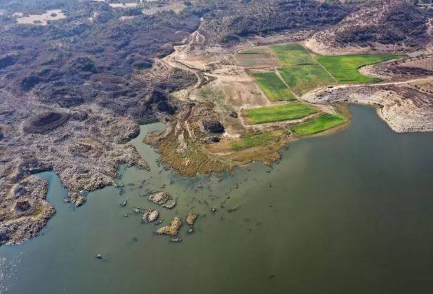 16 bin yıl önce püskürdü Demirköprü Barajı’nın suyu çekilince göründü. Kara olan rengi beyaza döndü - Resim: 7